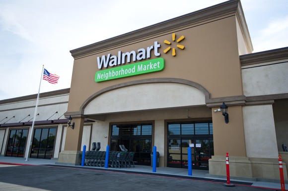 A picture of a Wal-Mart storefront.